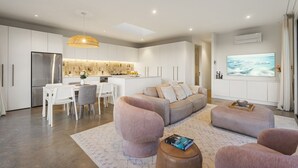 Ein stilvolles Wohnzimmer mit Küche, Essbereich und Sitzgelegenheit.