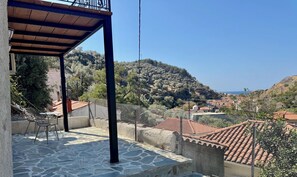 Outdoor dining - Plomari Olive House (Plomari)