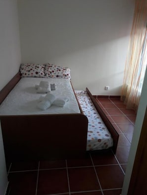Tabla de planchar con plancha, cuna de viaje, wifi y ropa de cama 