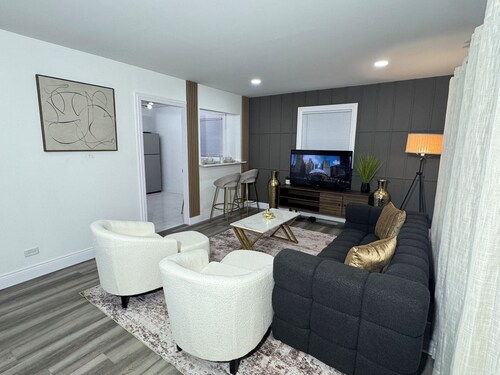Full Home + Fast Wi-Fi + Washer & Dryer