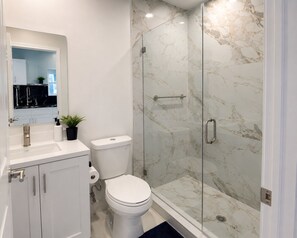 Dusche, Handtücher, Seife, Shampoo