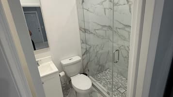 Regadera, toallas, jabón, shampoo