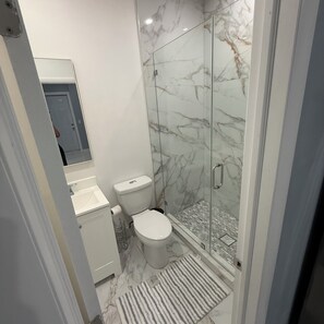 Douche, serviettes fournies, savon, shampoing