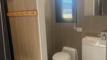 Cabaña, patio, vista a la montaña | Baño