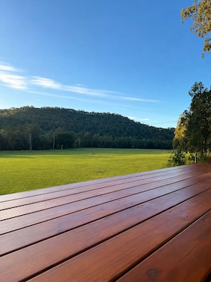 Cabaña, patio, vista a la montaña | Áreas de la propiedad