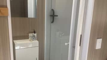 Cabaña, patio, vista a la montaña | Baño