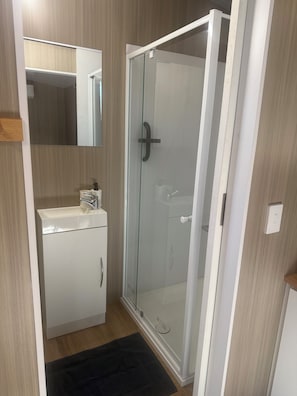 Cabaña, patio, vista a la montaña | Baño