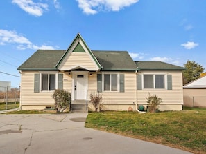 A single-story house with a gabled roof, a front porch, and a small front yard. - Pet-Friendly 4BR - Free Parking - Utah Retreat (West Valley City)
