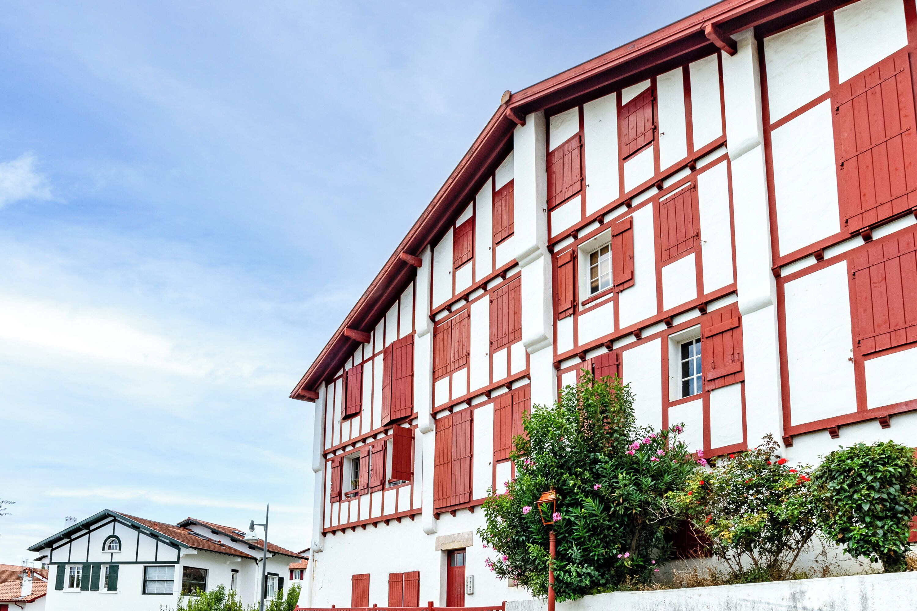 Un edificio tradizionale con struttura a graticcio, numerose finestre e cielo sereno.