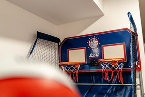 Ein Basketball-Arcade-Spiel mit zwei Körben und Netzen.