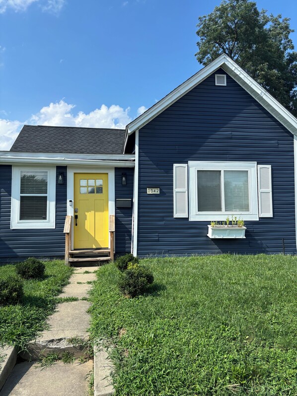 Exterior - Cozy 2-bedroom house in fabulous Indianapolis with AC near fountain square (Indianapolis)