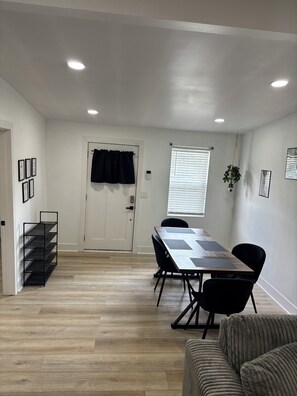 Dining - Cozy 2-bedroom house in fabulous Indianapolis with AC near fountain square (Indianapolis)
