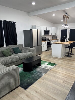 Living area - Cozy 2-bedroom house in fabulous Indianapolis with AC near fountain square (Indianapolis)