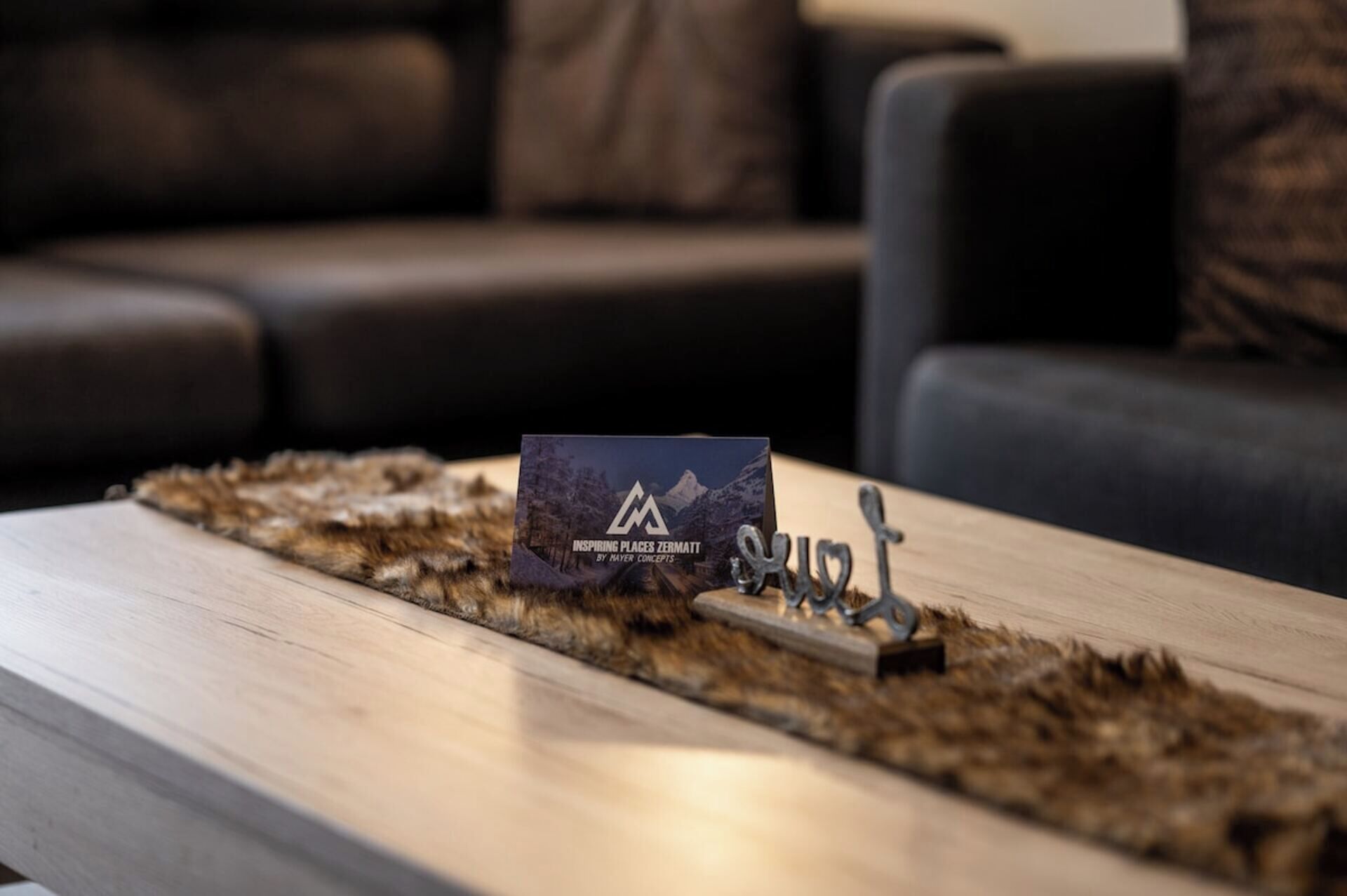 Une table basse en bois sur laquelle se trouvent une carte et un objet en métal.