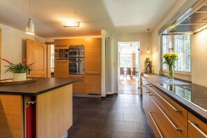 Micro-ondes, plaque de cuisson, lave-vaisselle, grille-pain