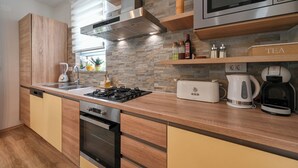 Wasserkocher mit Kaffee-/Teezubehör, Kühlschrank, Mikrowelle, Ofen
