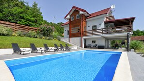 A modern two-story house with a swimming pool, outdoor seating, and a satellite dish. - Spacious villa in Zagorje with jacuzzi, sauna, pool, barbecue, and scenic views (Pregrada)