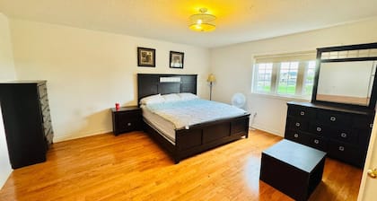 Top Rated 4 Bedrooms, 5 Beds Near Airport