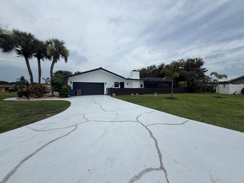 Spacious Pool Retreat - Sleeps 14 - Pet Friendly