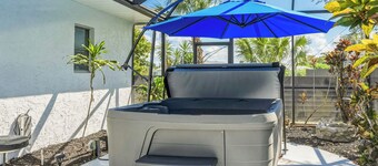 Spacious Pool Retreat - Sleeps 14 - Pet Friendly