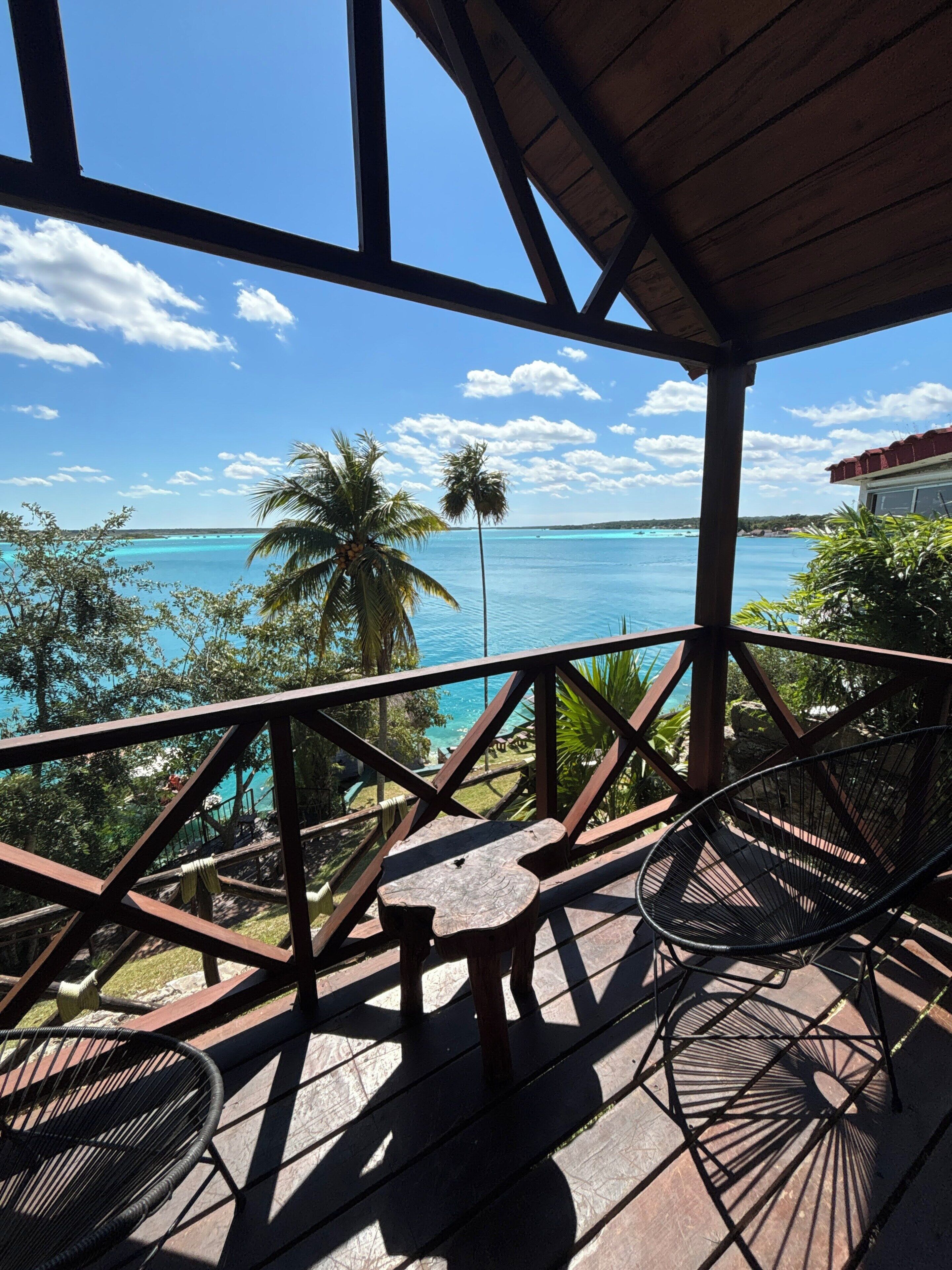 Bungalow panorámico, 1 cama King size, Terraza, vista a la laguna | Artículos del minibar gratis, wifi gratis y ropa de cama 
