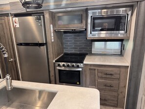 Private kitchen - Glamping in style - Camper in Hickory (Hickory)