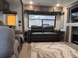 Living area - Glamping in style - Camper in Hickory (Hickory)