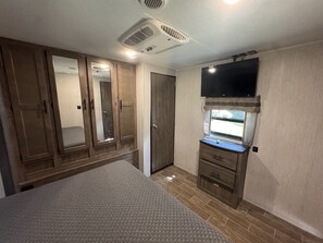 Room - Glamping in style - Camper in Hickory (Hickory)