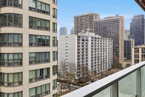 Ein mehrstöckiges Wohngebäude mit moderner Architektur, das Balkone und große Fenster aufweist.