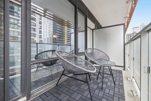 Terrace/patio - Cozy 1-bedroom apartment in soothing Toronto with AC and gym (Toronto)