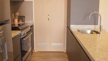 Coffee/tea maker, fridge, microwave, stovetop