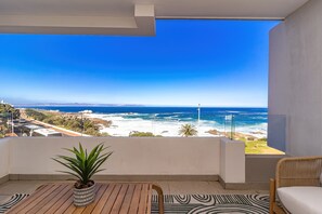 Outdoor dining - Luxury 2-bed NEW OCEAN FRONT Villa on Cliff Path Whale Watch with Pool and AC (Hermanus)