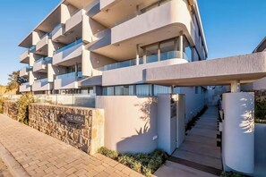 Exterior - Luxury 2-bed NEW OCEAN FRONT Villa on Cliff Path Whale Watch with Pool and AC (Hermanus)