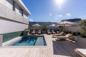 Outdoor pool - Luxury 2-bed NEW OCEAN FRONT Villa on Cliff Path Whale Watch with Pool and AC (Hermanus)
