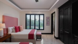 A bedroom with a bed, bedside tables, a window with blinds, a ceiling fan, and a wardrobe. - Condo Azalea 4BD - Hacienda De Mita (Punta de Mita)
