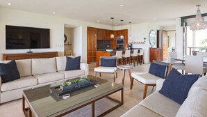 Una sala de estar moderna con un sofá, una mesa de centro y un televisor.