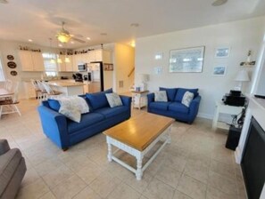 Living area - Ocean City 8BR 4BA Retreat -First & Top Floor / Walk to Beach / Sleeps 22 (Ocean City)