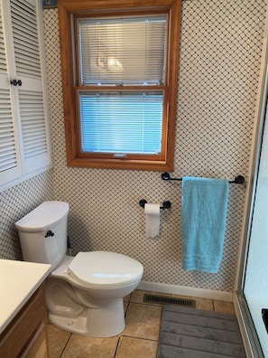 Bathroom - 3-bedroom house at beautiful Lake Wabaunsee (Alma)