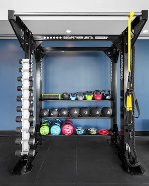 Ein Gewichtsliftständer mit verschiedenen Gewichten und Kettlebells.