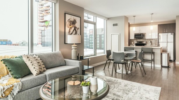 Eine moderne Wohnung mit Wohnzimmer, Essbereich und Küche.