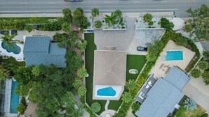 A residential property with a swimming pool, a tennis court, and a large lawn area. - Private Siesta Key Pool Home Near Beaches - Siesta Sol (Sarasota)