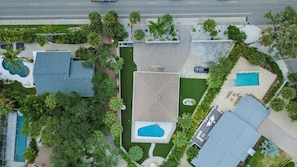 A residential property with a swimming pool, a tennis court, and a large lawn area. - Private Siesta Key Pool Home Near Beaches - Siesta Sol (Sarasota)