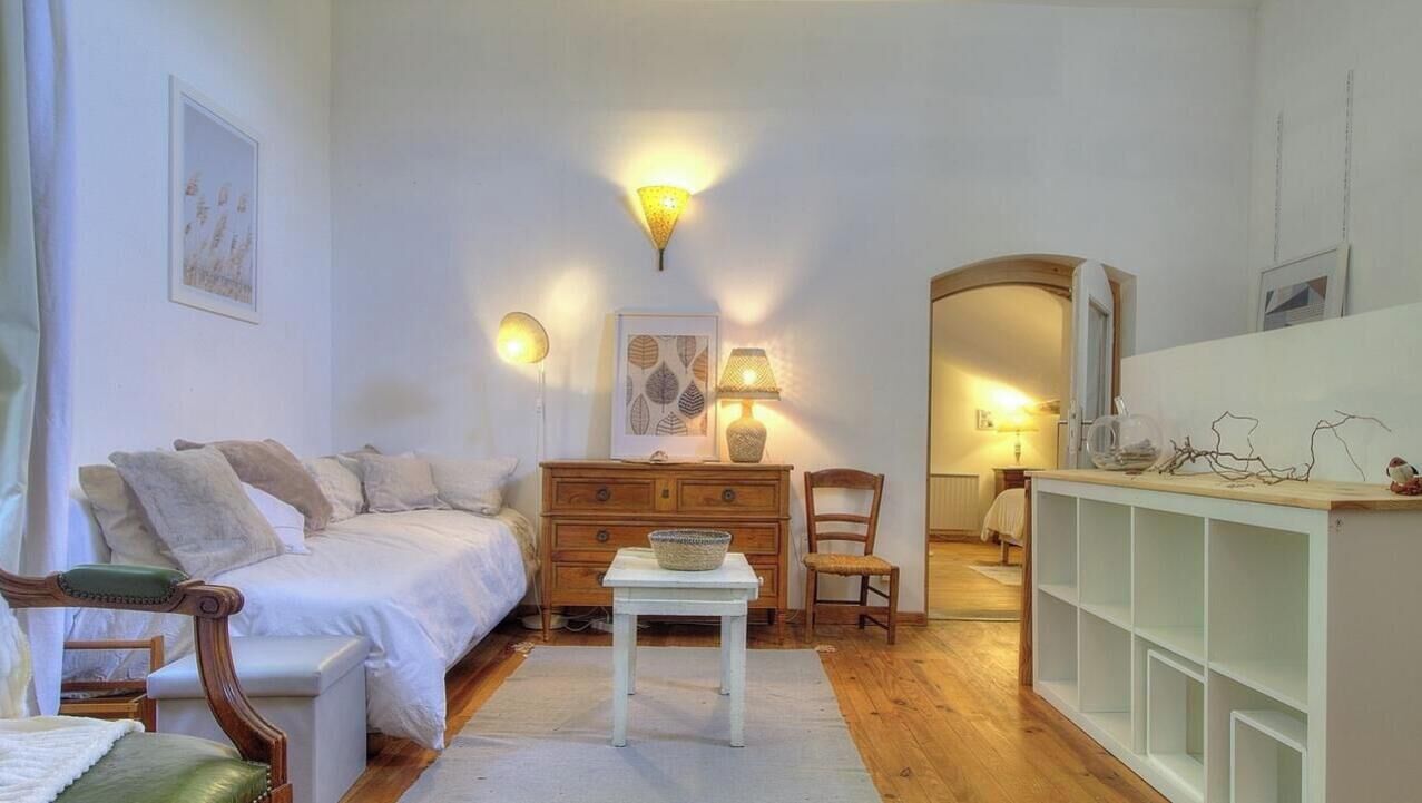 Ein gemütliches Schlafzimmer mit Bett, Schminktisch, Stuhl und Nachttisch.