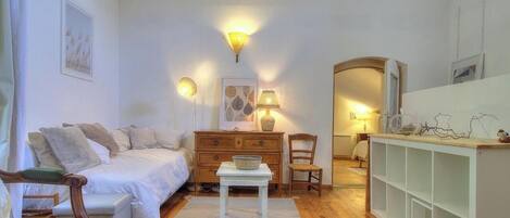 Ein gemütliches Schlafzimmer mit Bett, Schminktisch, Stuhl und Nachttisch.