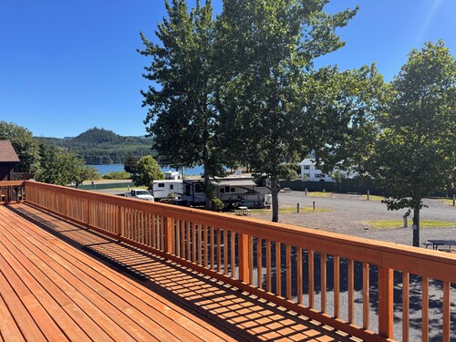 Cascades Condo / Pool Access / Great Location near Foster Lake!