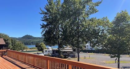 Cascades Condo / Pool Access / Great Location near Foster Lake!