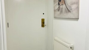 House - 1 bed apt Close to Town Centre Train Station (Northampton)