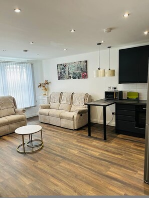 House - 1 bed apt Close to Town Centre Train Station (Northampton)