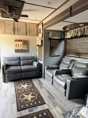 Living area - Destination Trailer on a 100 acre working Cattle Ranch with all comforts of home (Coulterville)