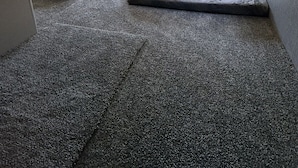 Een compact interieur met twee slaapgedeeltes, elk voorzien van een raam en een klein tafeltje.